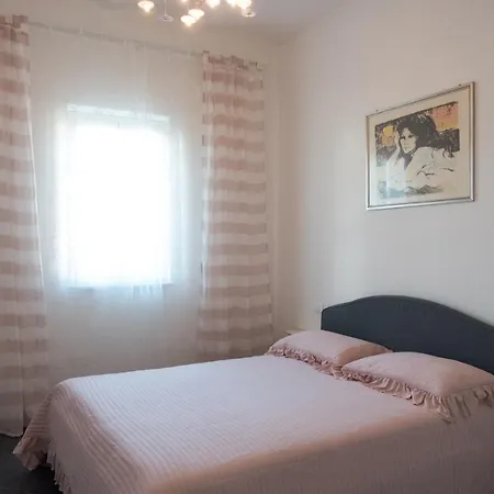 Artemisia Apartment *