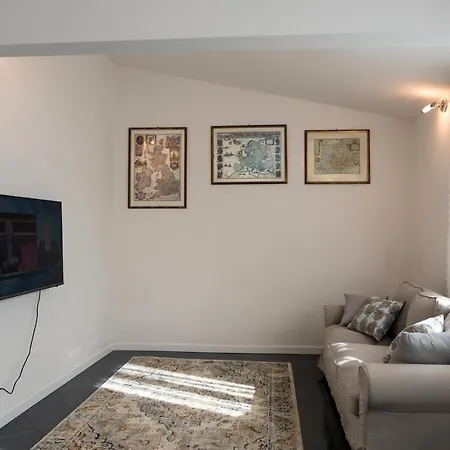 Artemisia Apartment *